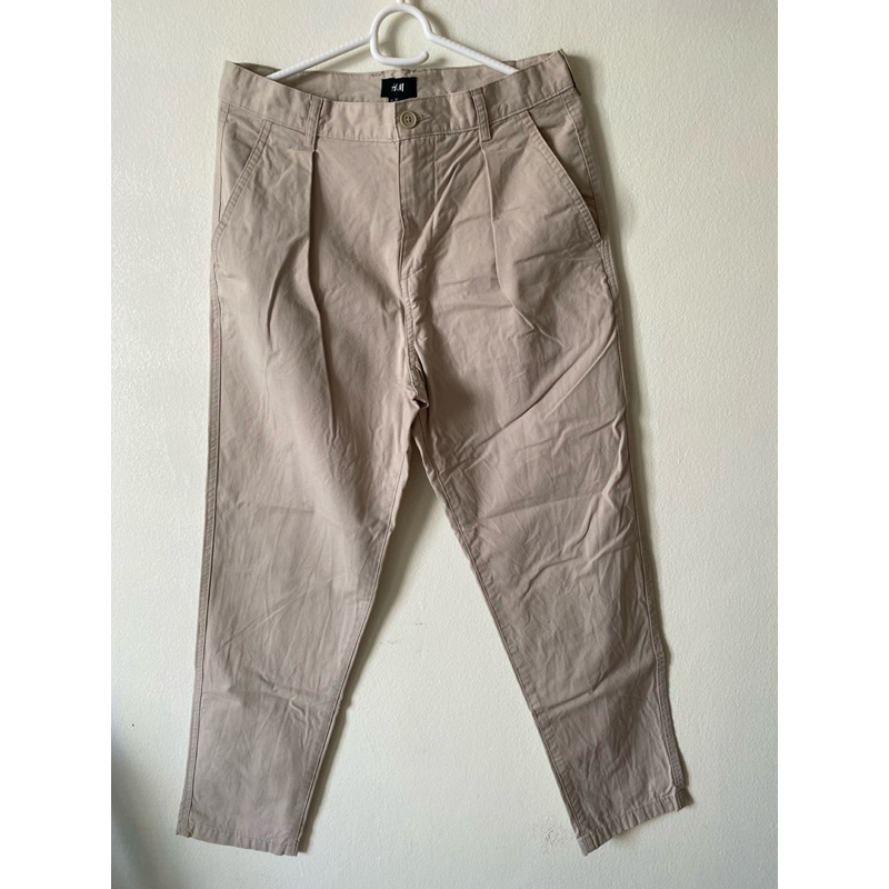 กางเกงขายาว ยี่ห้อ H&M Size EUR46 เอว 31-32 สะโพก 40 ยาว 38 ปลายขา 6.5 นิ้ว สภาพ 95￼% สีสวย ไม่เฟด ไ