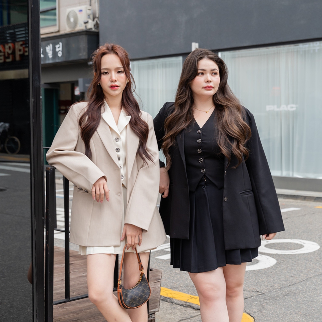 Emely Saundra Blazer เสื้อ Blazer ที่เรียบๆใส่ง่าย หยิบใส่ได้ตลอดแน่นอน สีสุภาพ เนื้อผ้าอย่างดีทรงสวยจึ้ง แมทช์ได้ทุกลุค