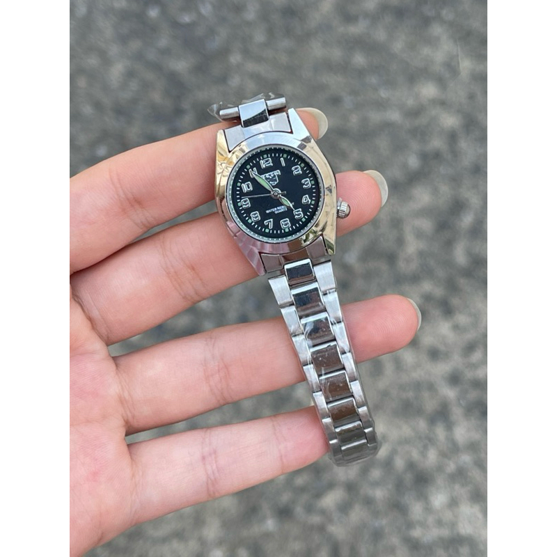 นาฬิกาSENKQ เหมาะสำหรับผู้หญิง หน้าปัดเป็นตัวเลขล้วน ดูเวลาด้วยเข็ม สายสแตนเลส