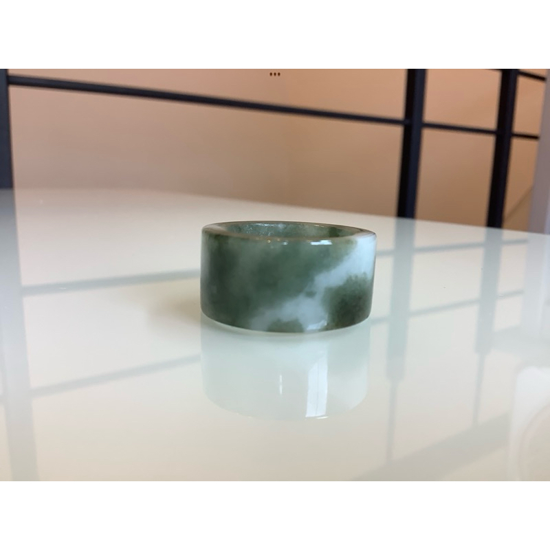 NO.0004 แหวนหยกพม่าแท้ (เจไดท์) รูปทรงฮ้องเต้ สีเขียวขาวธรรมชาติ เนื้อสวยเงางาม ลักษณะโปร่งแสง ไซด์ E59