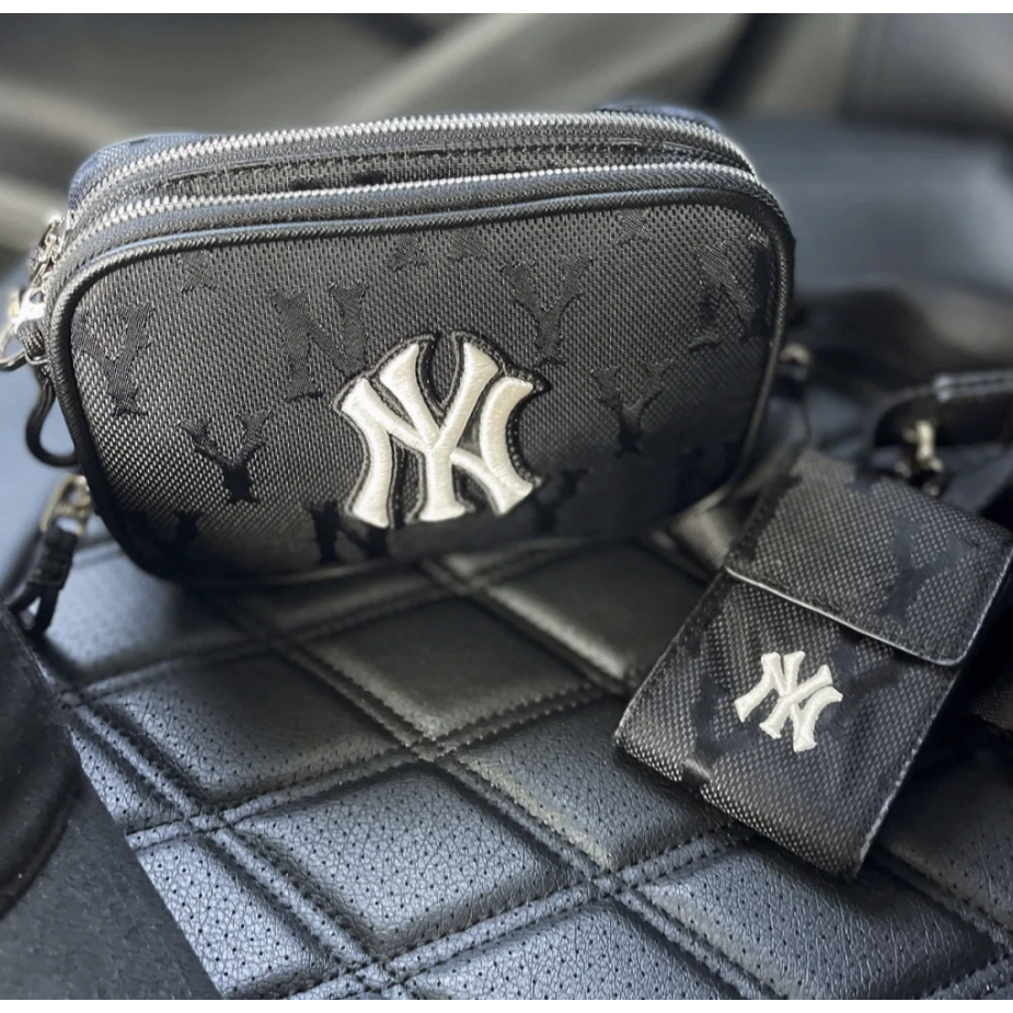MLB NY NYLON JACQUARD MONOGRAM CROSSBODY BAGกระเป๋าสะพายข้างทรงสี่เหลี่ยมเเฟชั่น