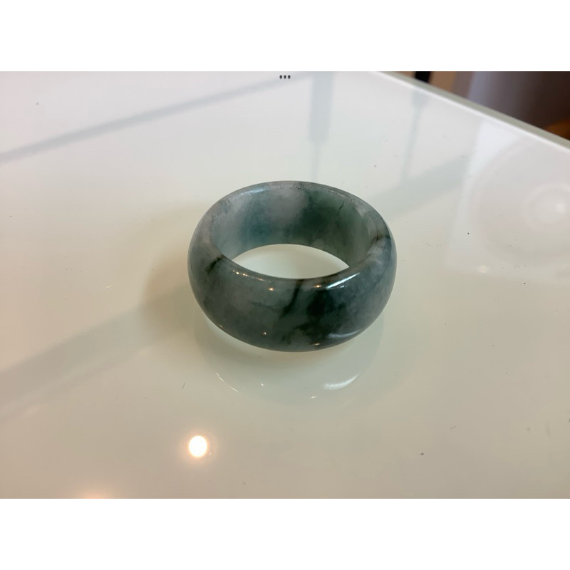 NO.0008 แหวนหยกพม่าแท้ (เจไดท์) รูปทรงปลอกมีด สีเขียวขาวอมม่วงธรรมชาติ เนื้อสวยเงางาม ลักษณะโปร่งแสง ไซด์ E66