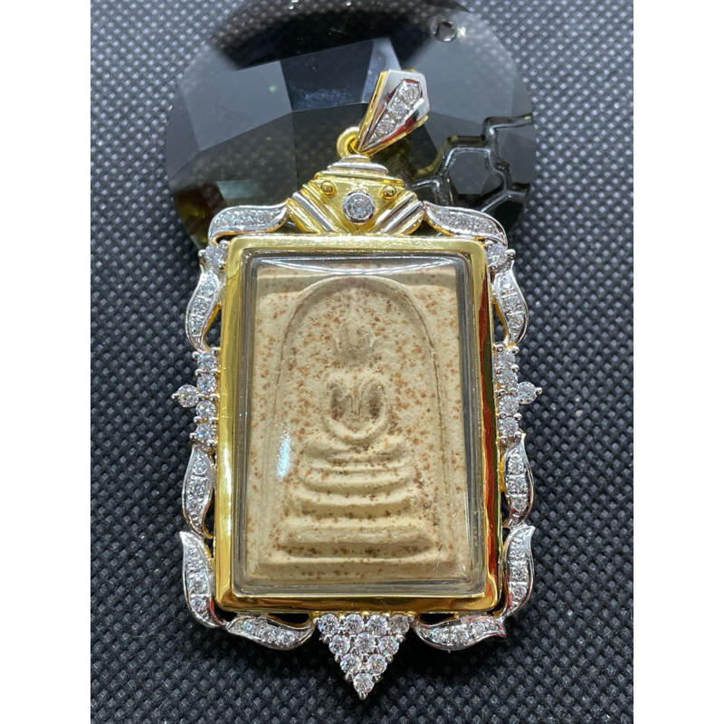 พระเลี่ยมทองสมเด็จหลวงปู่จันทร์วัดศรีเทพ เลี่ยมทอง90%ฝังสวิตAAA น้ำหนักทอง19.11กรัม งานสั่งทำแล้วโดน