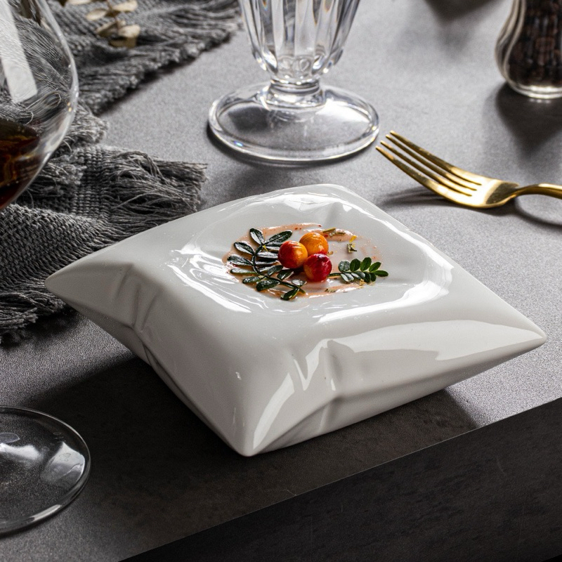 จานทรงสี่เหลี่ยมแบบสวย นูนและสูงใส่อาหาร fine dining สีขาวเซรามิกส์