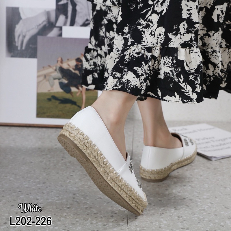ขนาดใหญ่/เท้าปกติลด1size(เท้าอวบบานสั่งตรงไซส์)/ รองเท้าหุ้มส้นหนังpuแต่งอะไหล่เพร เสริมพื้น1 นิ้ว มีกล่อง l202-226