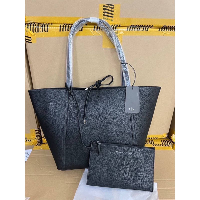 ARMANI EXCHANGE tote bag 𝗦𝗔𝗟𝗘 𝗨𝗣 𝗧𝗢 70%   กระเป๋าโท้ตลายกรวดเขียนโลโก้ จาก ARMANI EXCHANGE