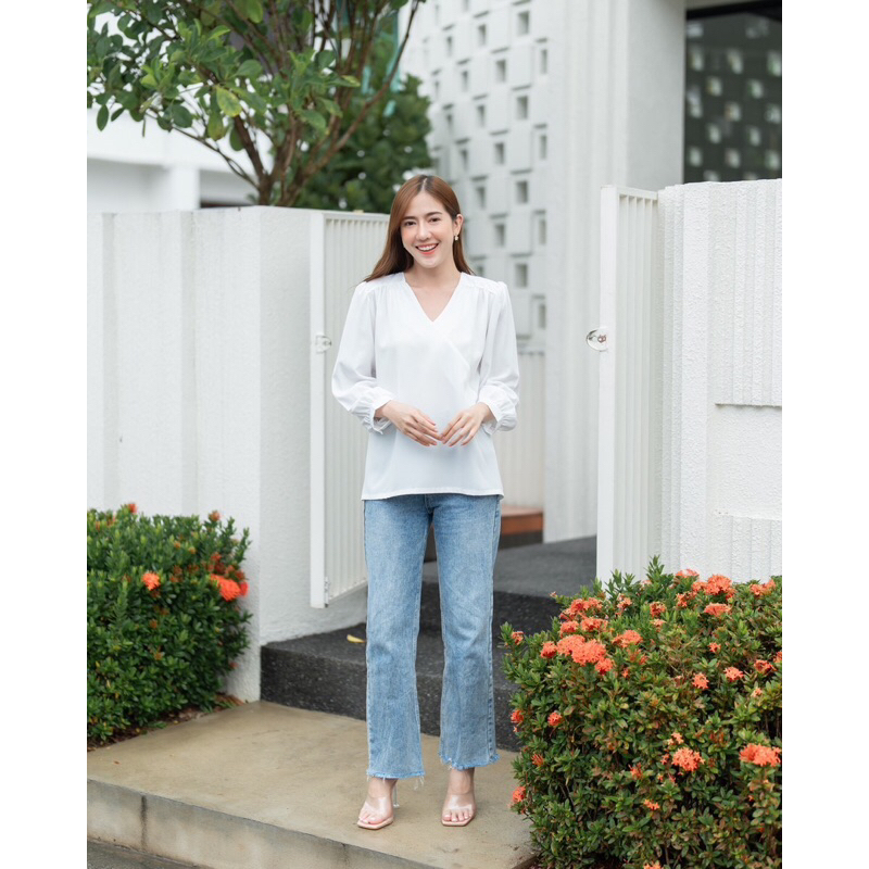 เสื้อสตรีทำงาน ดีไซน์เสื้อคอวีแต่งจีบไหล่เบาๆ แขนยาว ปลายแขนพองนิดๆ #L154SHOP_W003 - รูปที่ 6