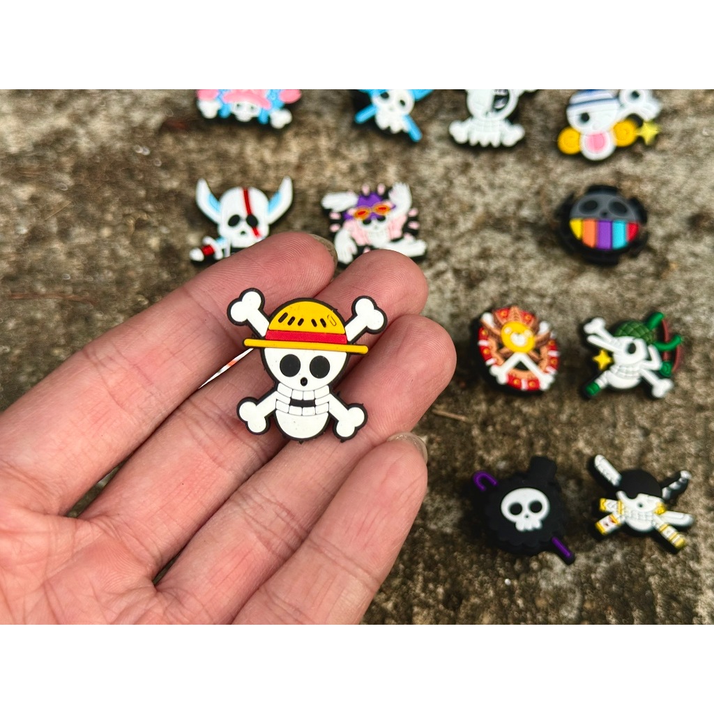 ตัวติดรองเท้า Jibbitz อุปร์กรณ์เสริม ติดรองเท้า ลาย การ์ตูน Crocs pin พร้อมหมุด หัวเข็มขัดยึด พร้อมติด 1 ชุดมี 16  ชิ้น