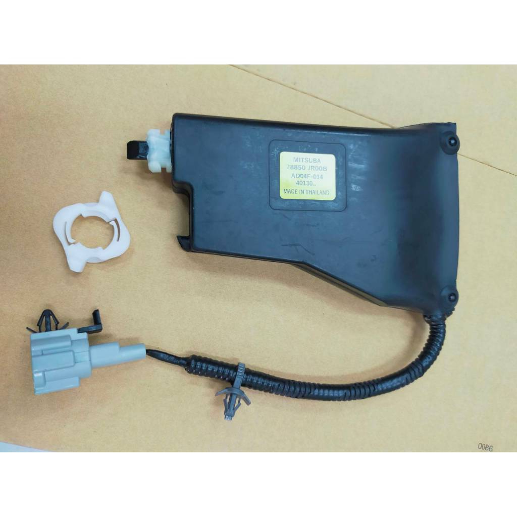 ชุดล็อคฝาถังน้ำมัน + น็อตล็อค(สีขาว) สำหรับ NISSAN NAVARA NP300(D23),(D40) สินค้าอะไหล่แท้นิสสัน