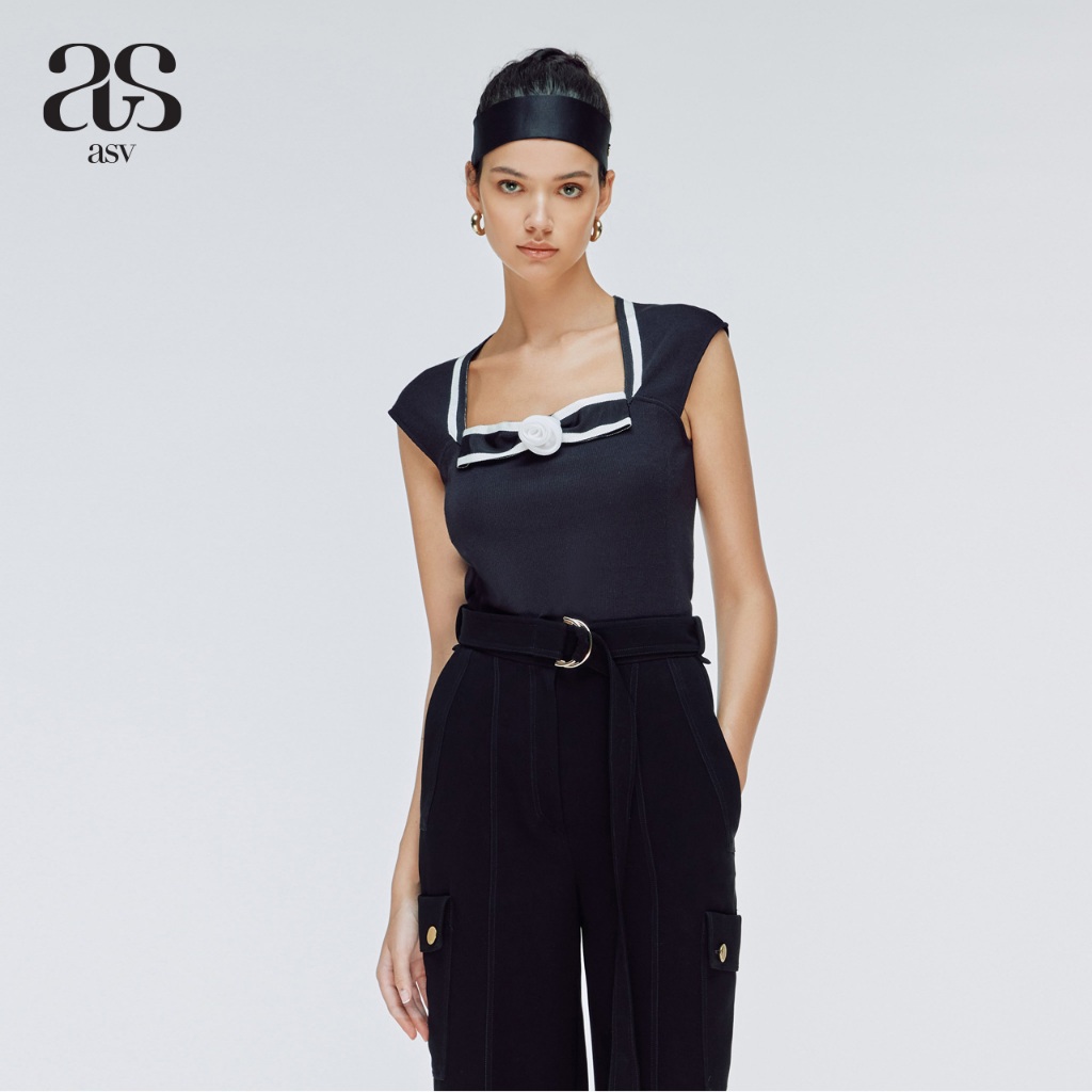 [asv ss24] Rosalie Floral Top เสื้อผู้หญิง แขนล้ำ คอเหลี่ยม ตกแต่งโบว์ดอกไม้และเทปปีเก้ด้านหน้า