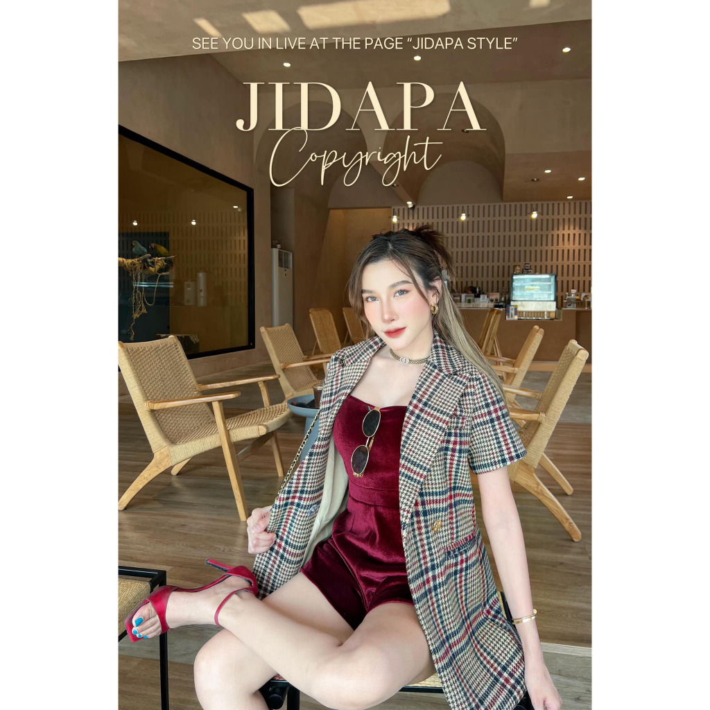 เซ็ตจั๊มสายเดี่ยวขาสั้นผ้ากำมะหยี่สีแดง มาพร้อมกับเสื้อสูทรคลุมแขนสั้นลายสก็อตตัวนอก งานตัดป้าย JIDA