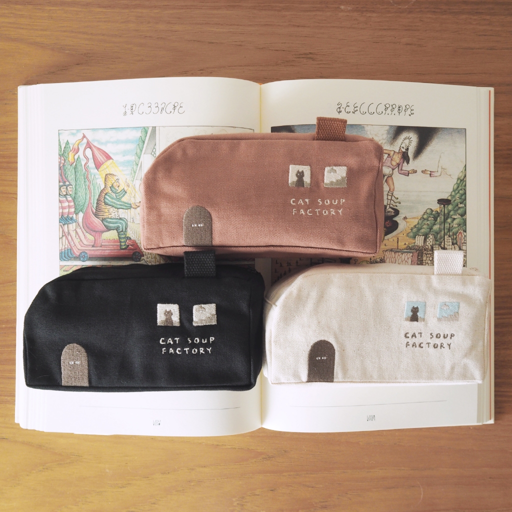 cat soup factory pencil case / กระเป๋าดินสอ กระเป๋าใส่เครื่องสำอาง ปักลาย ‘cat soup factory’