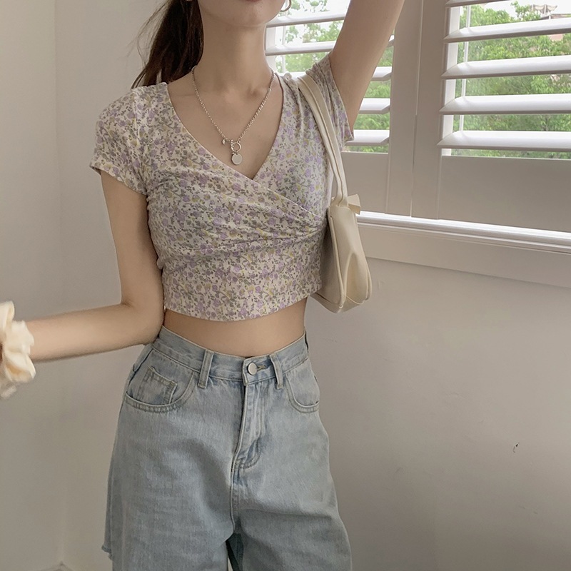 Lisa🌈พร้อมส่ง🦄เสื้อยืด  เสื้อยืดแขนสั้นคอวีลายดอกไม้สไตล์สาว Spice girl ท็อปสั้นสุดเซ็กซี่