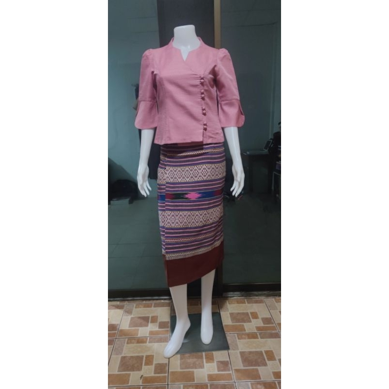 ชุดเซ็ทผ้าไทย มือสอง เสื้อไหมลาวสีชมพู ไซส์ 34 + ผ้าถุงสำเร็จผ้าฝ้ายทอมือ ซิปหลัง ไซส์ M (เอว 28 สะโพก 36)