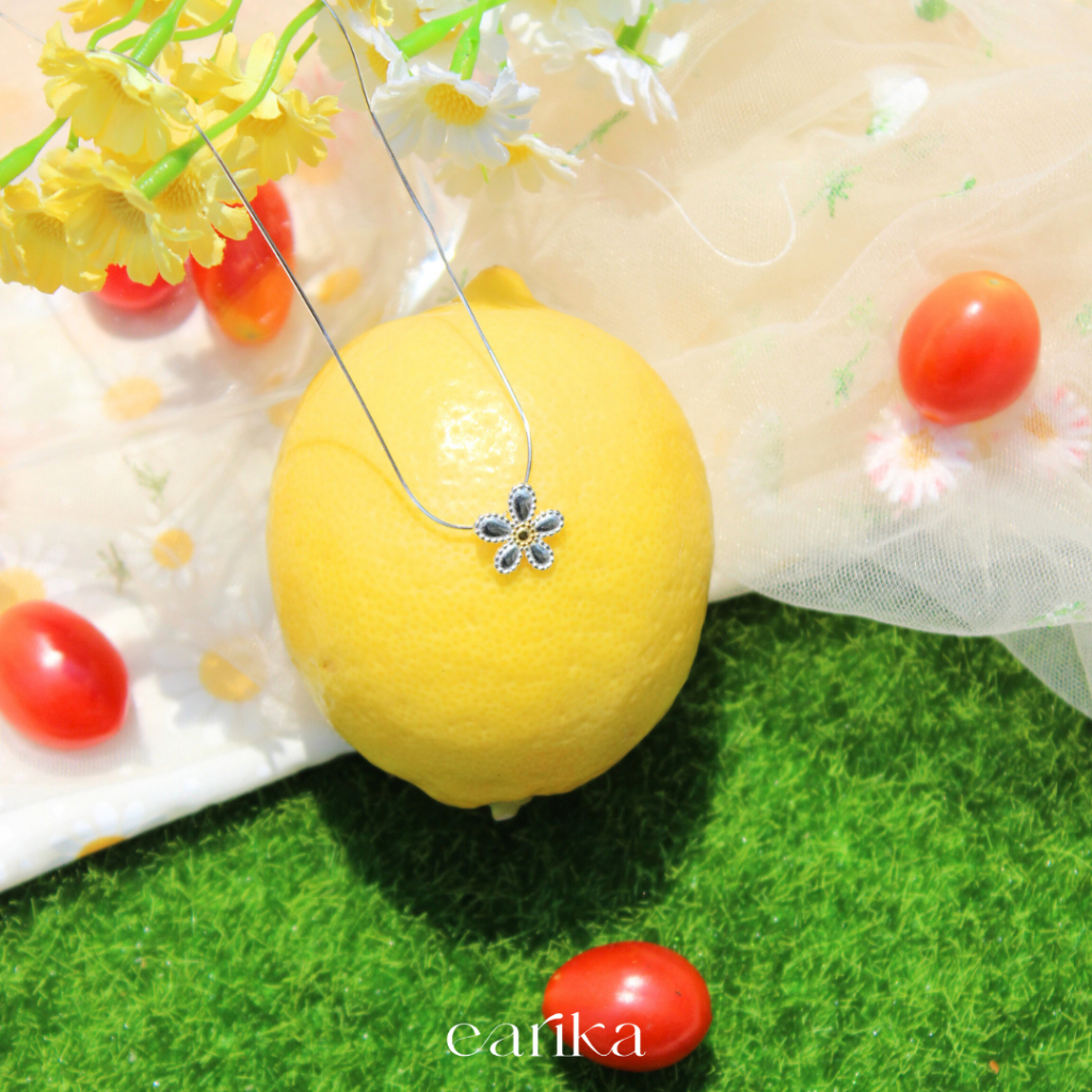 earika.earrings - white buttercup necklace สร้อยคอรูปดอกบัตเตอร์คัพชุบทองคำขาว เหมาะสำหรับคนแพ้ง่าย