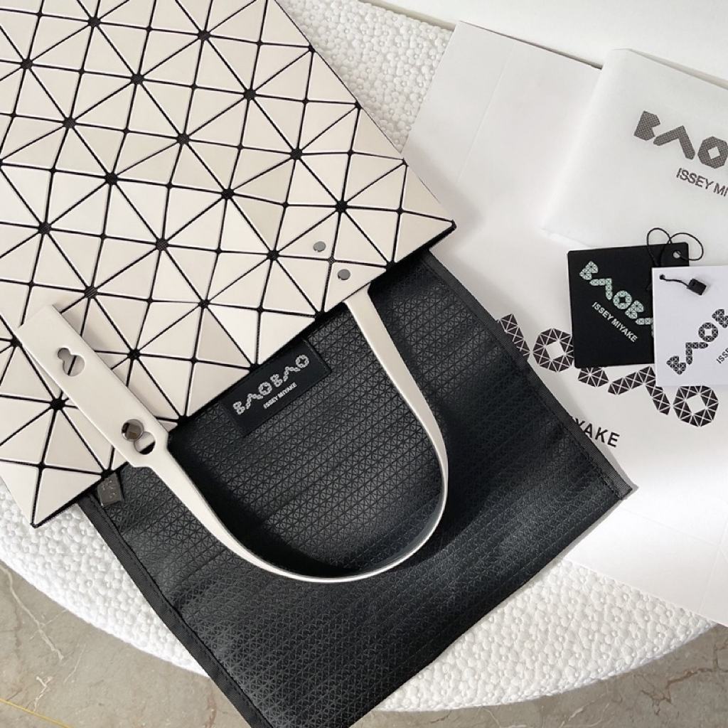 BAOBAO 6x6 Lucent Basic color การรับประกันของแท้ Baobao Issey Miyake New 100%