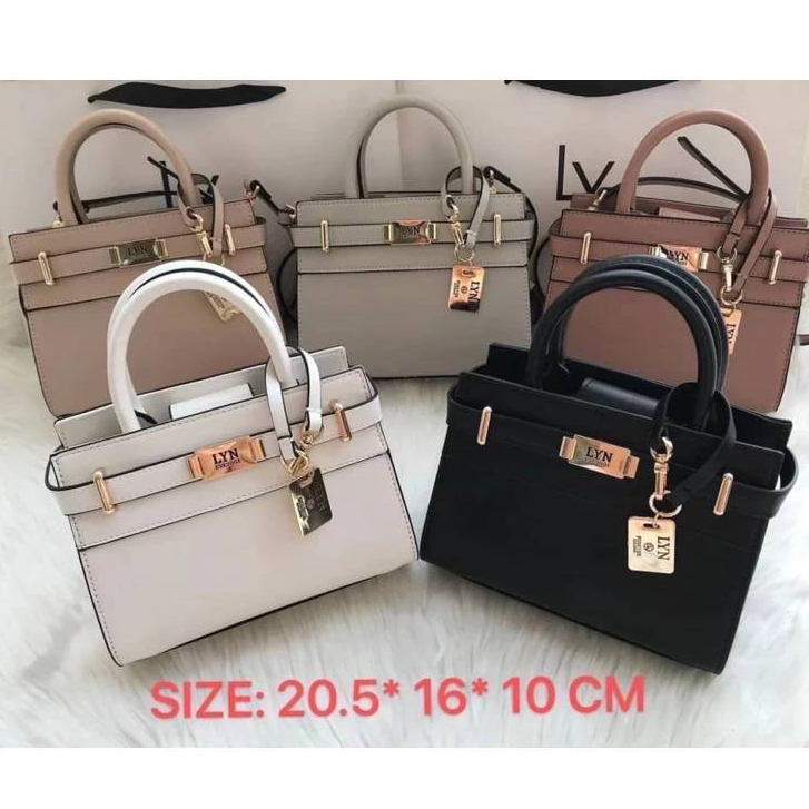 กระเป๋าสะพายข้าง LY  N  ทรงใหม่ พร้อมหูจับเเละสายสะพาย เเต่งโลโก้พร้อมป้ายเหล็กห้อย มี 5 สี ทรงสวย