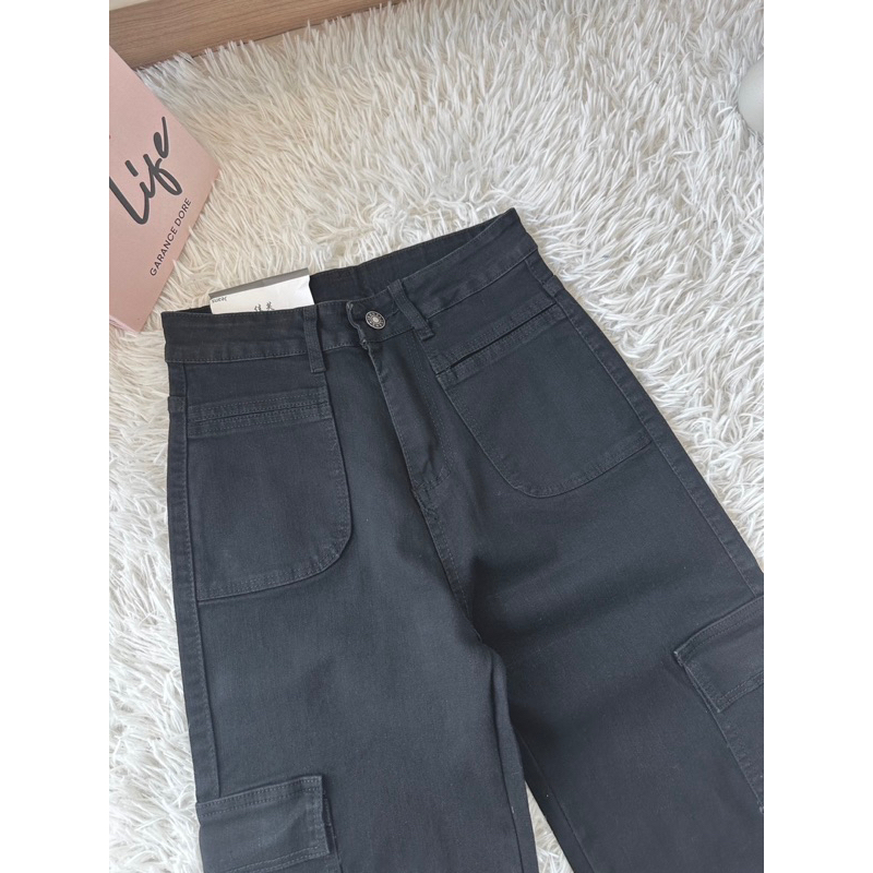 คาร์โก้ผ้ายืด สีดำสนิทดีเทลกระเป๋าหน้า กางเกงยีนส์เอวสูง B453