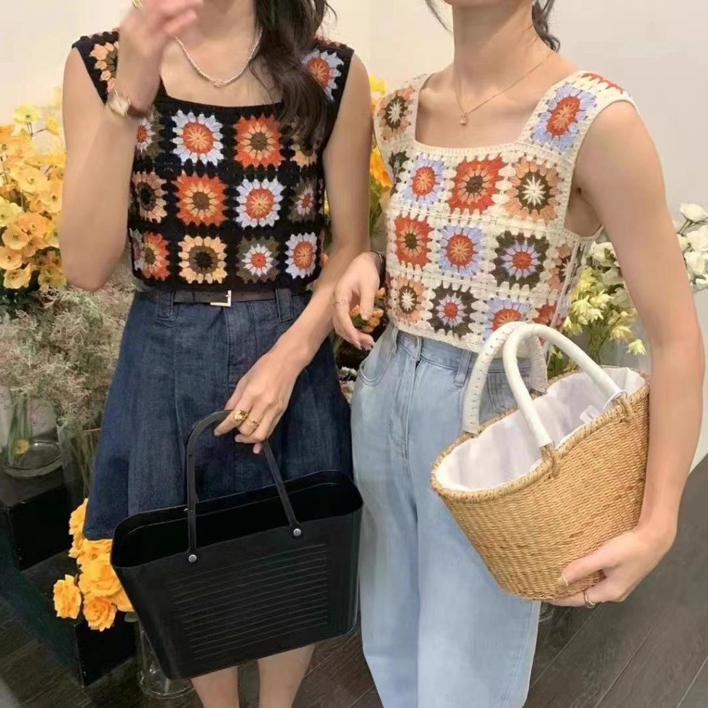 พร้อมส่ง🐻‍❄️เสื้อครอปผ้าถัก  เเขนกุดปักดอกไม้ so cute