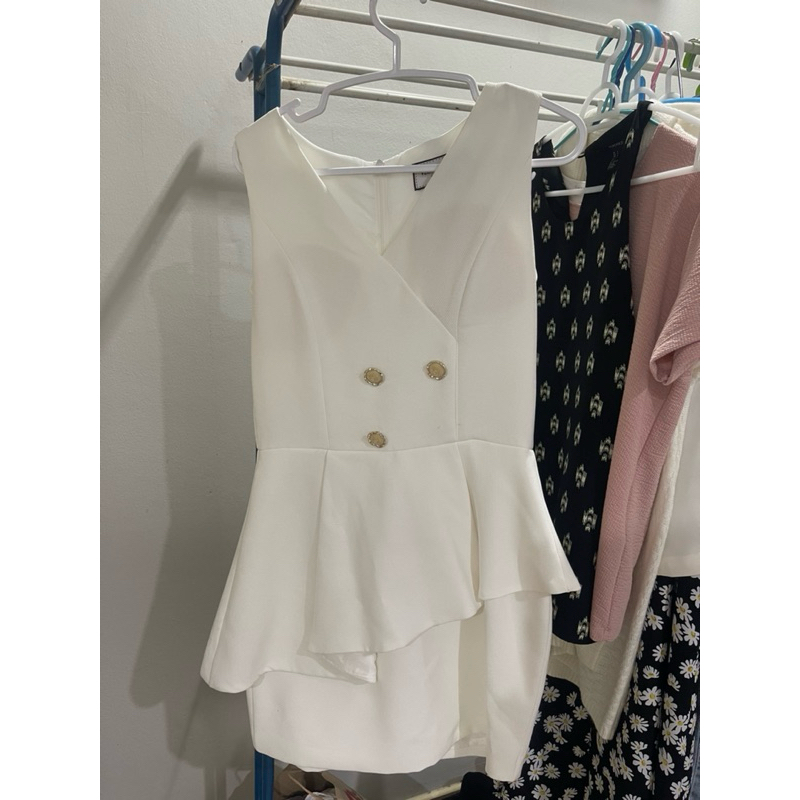 เดรสสีขาวแขนกุด Vegas luxury