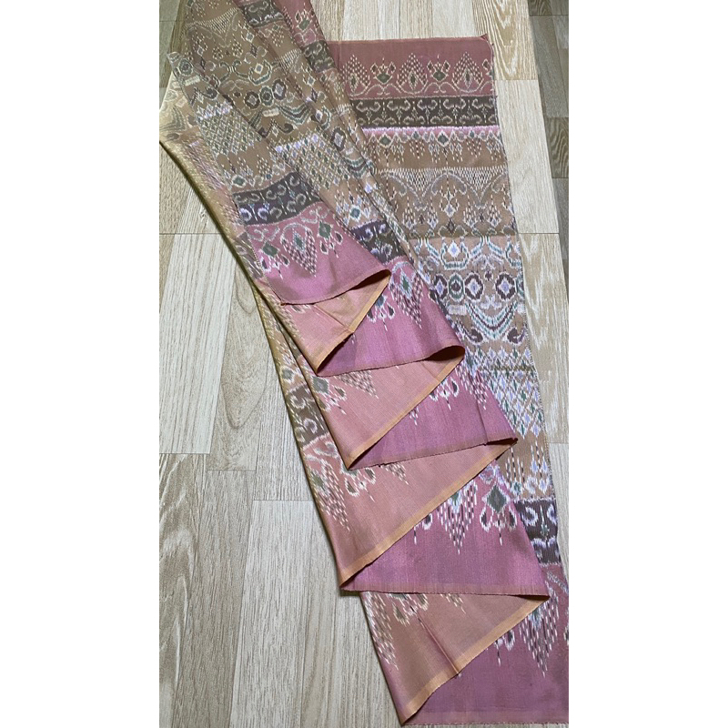 ผ้าไหมมัดหมี่ไทย3ตะกอ ทอมือแท้100%(A-8)