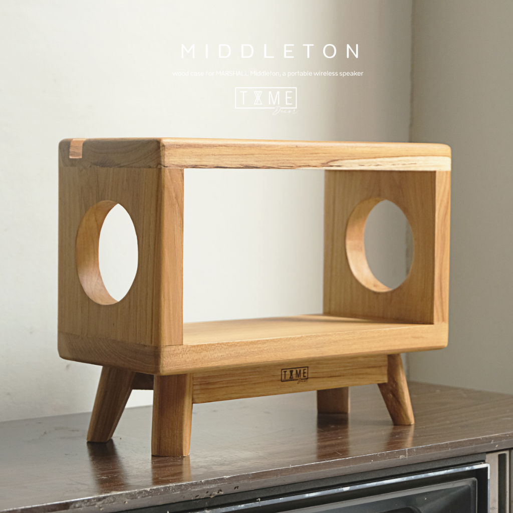 ชั้นวางลำโพง สำหรับ Middleton มีช่องด้านข้างให้เสียงออกมีช่องวางมือถือ ทำจากไม้สักแท้ ผลิตสำหรับรุ่นนี้โดยเฉพาะ