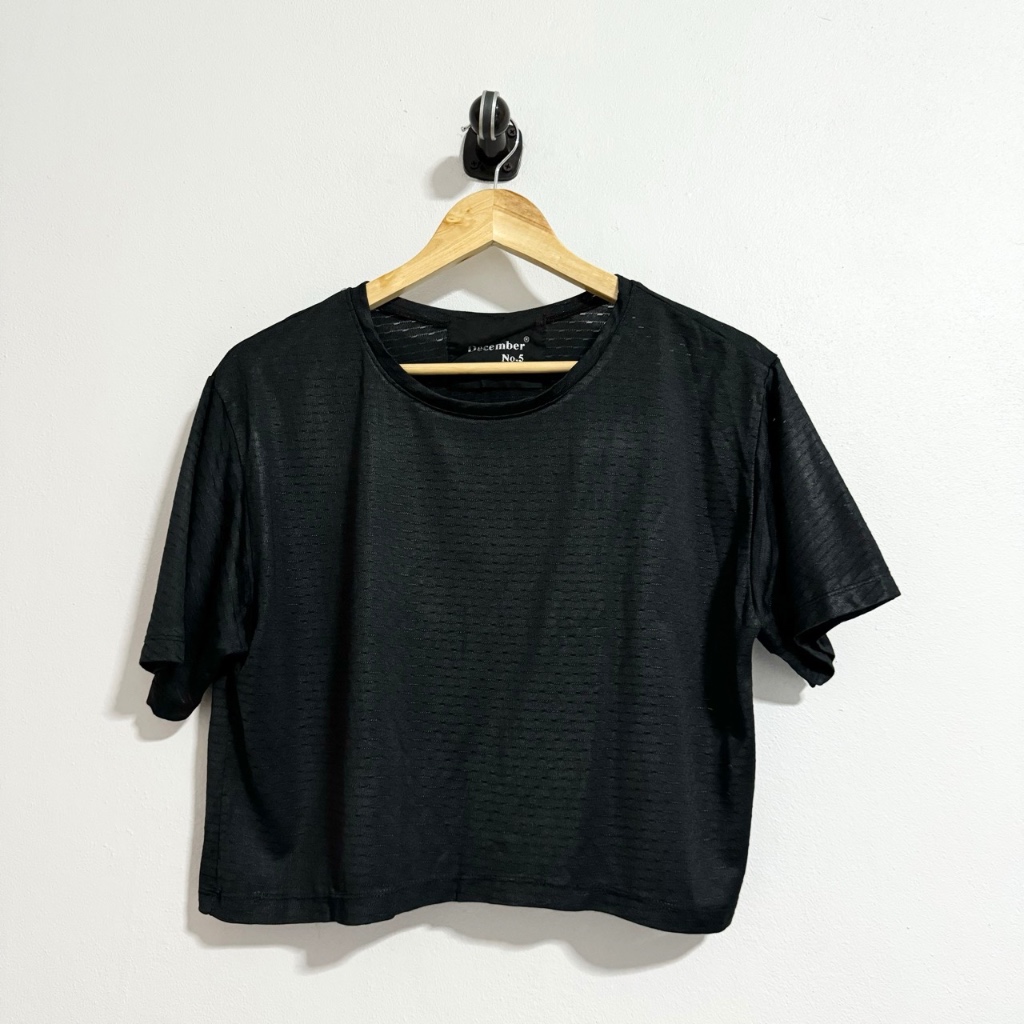 มือสอง December แบรนด์ญี่ปุ่น เสื้อยืดผ้า airism สีดำ ทรงครอป