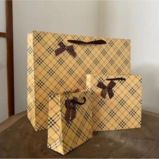 ✅คุณภาพดี✅ถุงกระดาษ ใส่ของ สีเหลืองลายสก็อต ติดโบว์ น่ารักๆ …