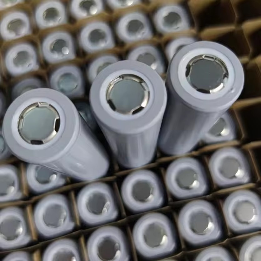 [หัวแบน]  ถ่านชาร์จ 18650 3.7V 2000mahA 5C ของดีราคาไม่แพง