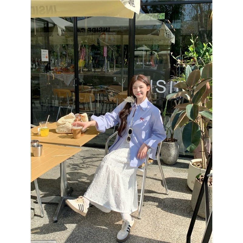 (T495) 𝑺𝒑𝒓𝒊𝒏𝒈 𝒊𝒏 𝑺𝒆𝒐𝒖𝒍 ⋆ ౨ৎ˚ เสื้อเชิ้ตแขนยาวสีฟ้าลายเส้น แมทช์คู่กับกระโปรงยาวสีขาว