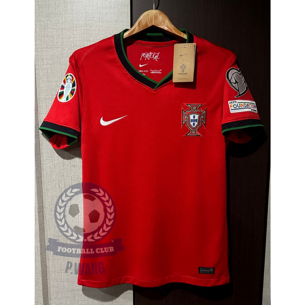 New!! เสื้อฟุตบอลทีมชาติ โปรตุเกส HOME เหย้า ยูโร2024 [ 3A ] เกรดแฟนบอล สีแดง เสื้อเปล่าพร้อมอาร์ม ยูโร รับประกันคุณภาพ