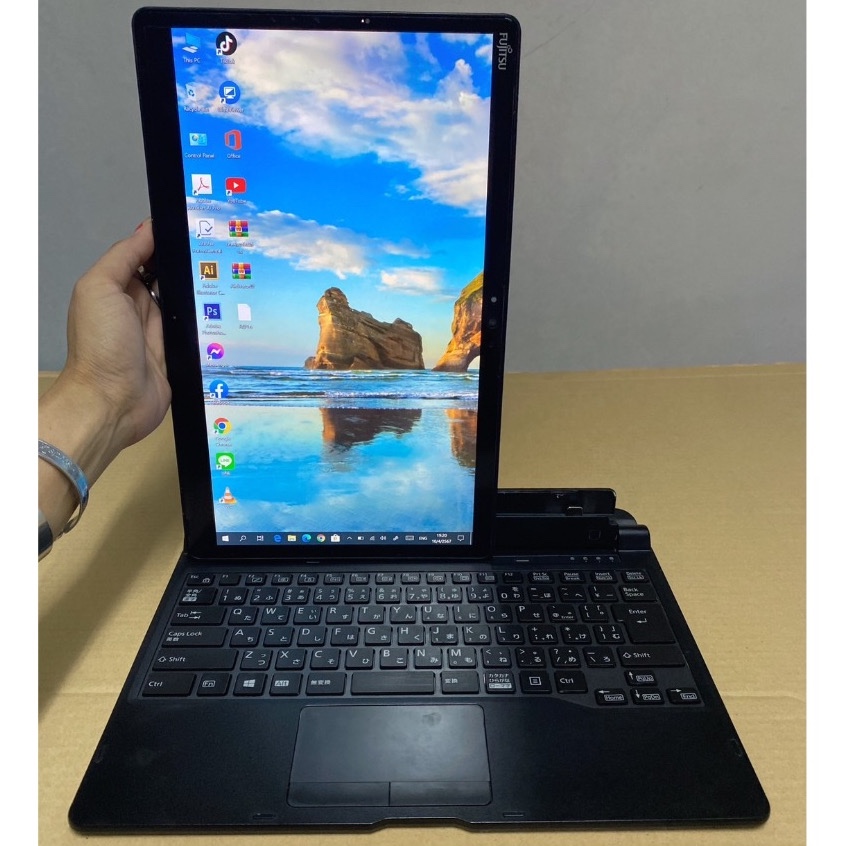 แท็บเล็ต 2in1พร้อมคีย์บร์อด Fujitsu ArrowsTab Q739/AE Intel Corei3 GEN8 RAM:4GB/SSD:128GB ขนาด13นิ้ว