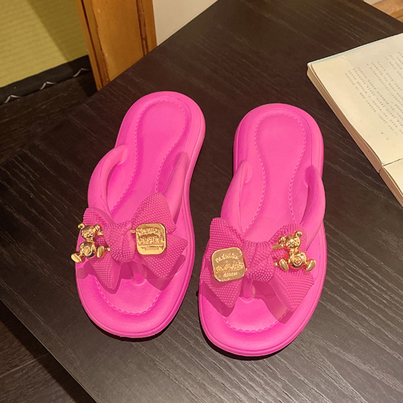 Wooho พร้อมส่งในไทย รองเท้าเเฟชั่นเกาหลี เเตะหูหนีบใส่สบาย เบา นุ่มนิ่ม เเต่งอะไหล่ด้วยน้องหมีสีทอง สุด Cute สาวๆควรมีติ