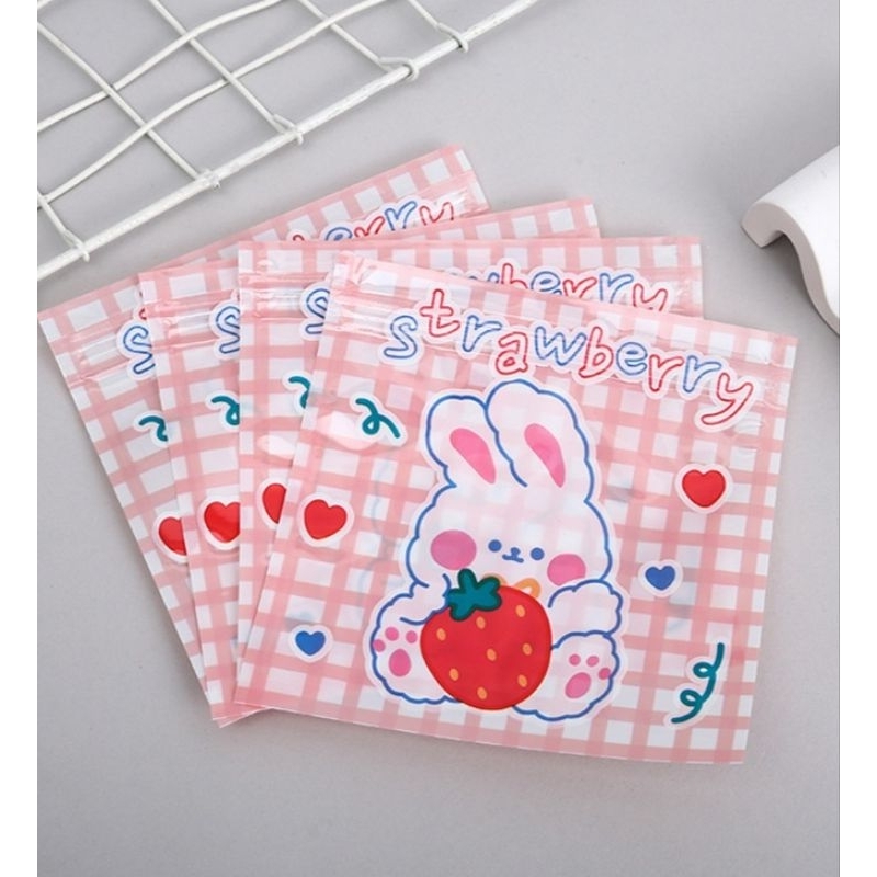 M013 ถุงซิปใส่ของลายการ์ตูน น่ารัก ขนาด 13.5×13.5 cm. มีหลายลายให้เลือก พร้อมส่งจากไทย (*ขั้นต่ำ 3 ชิ้น)