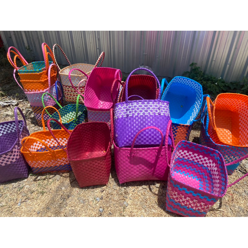 ตะกร้าสานเส้นพลาสติก กว้าง24 ซม ยาว34ซม สูง26ซม (คละสี)