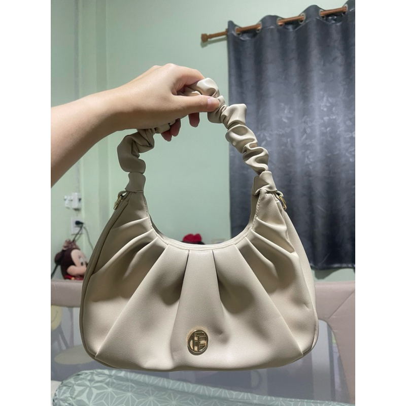 กระเป๋าครอสบอดี้ FOF