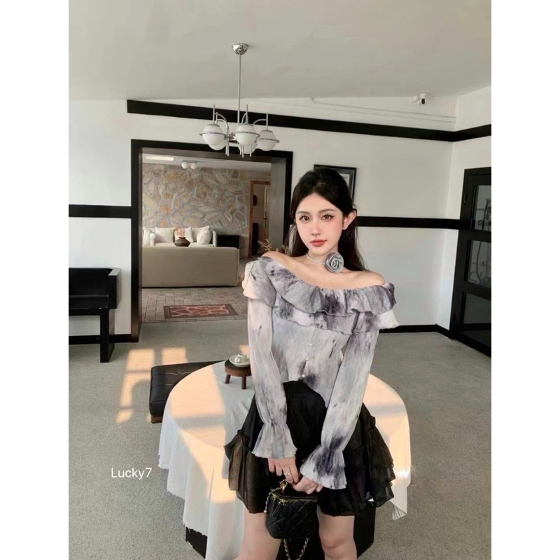 เสื้อ sexy สายเดี่ยว แขนยาว ปาดไหล่ผ้าพลีทย่นมาร์เบิ้ลระบาย2ชั้น แต่งกระดุมมุกด้านหน้า มาพร้อมสายสร้อยคอติดดอกไม้