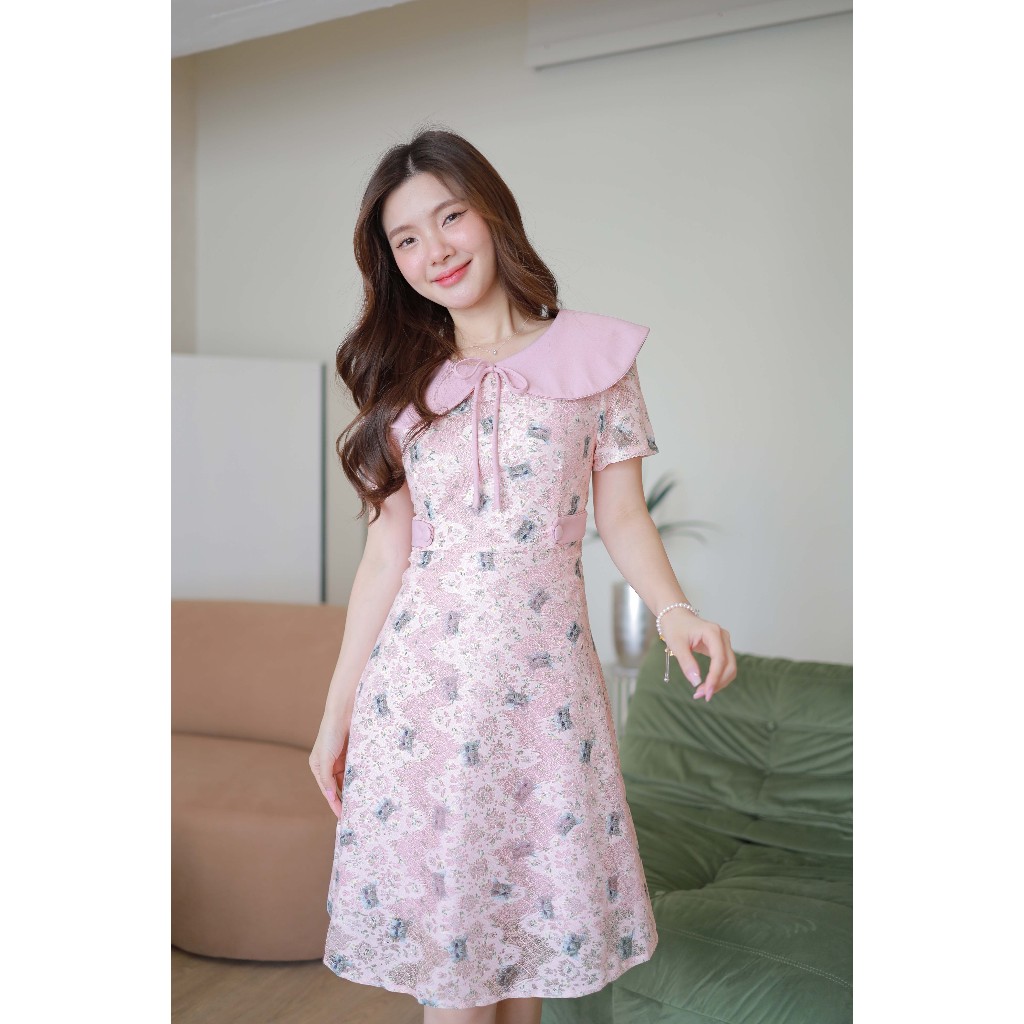 J260 ชุดเดรสสีชมพู (คอบัวผูกโบว์ลายแมว)