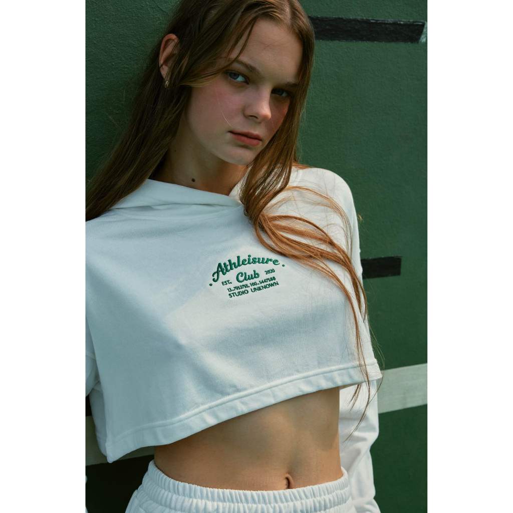 STUDIO UNKNOWN - Athleisure Sweater ครอปสเวตเตอร์ตกแต่งลายปัก