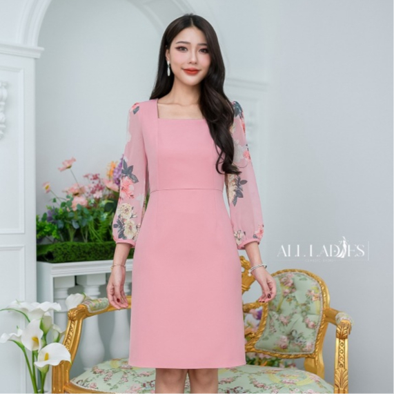 All Ladies เดรสคอเหลี่ยมแขนดอกไม้ห้าส่วน เป็นดีไซน์เรียบ ใส่ทำงานได้ค่ะ งานมีซับใน ผ้านิ่มใส่สบาย