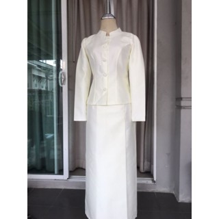 ชุดเซ็ทสีขาวงาคอจีนไหมสี่เส้นเสื้อ+ผ้าถุง เสื้อกับผ้าถุง  ดู…