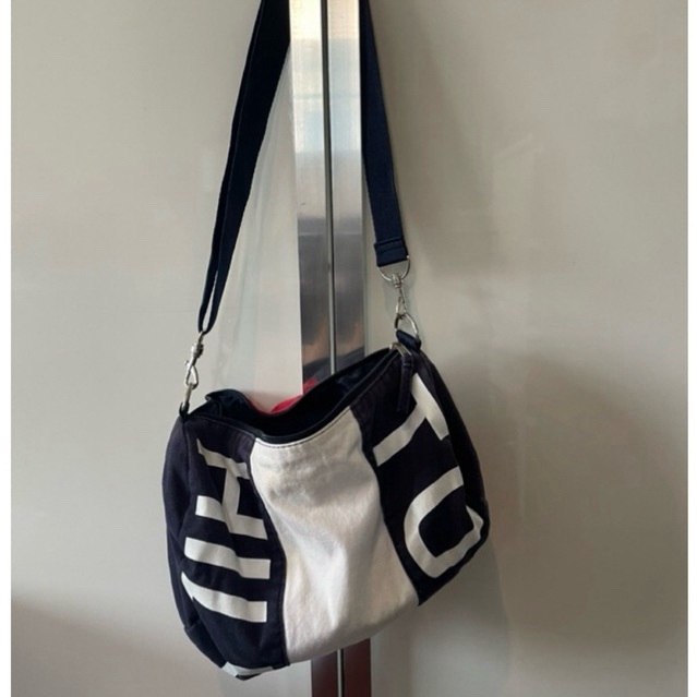 กระเป๋า tommy hilfiger duffle mini boston bag มือสอง (รูปถ่ายจากของจริง)