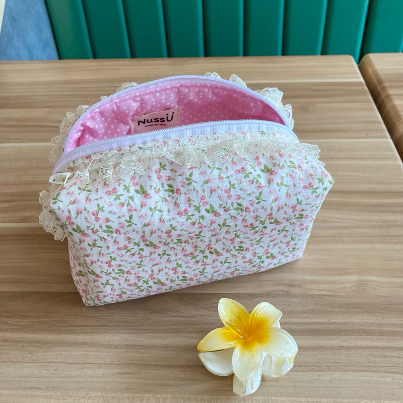 Pink flowers-pouch กระเป๋าใส่เครื่องสำอาง