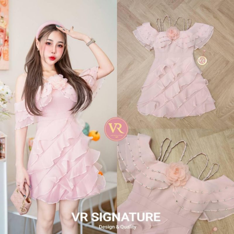 Vora Dress สั้น สานเดี๋ยว แต่งแขนระบายชั้น แต่งตอกเพชรช่วงสายและระบายด้านหน้า-หลัง