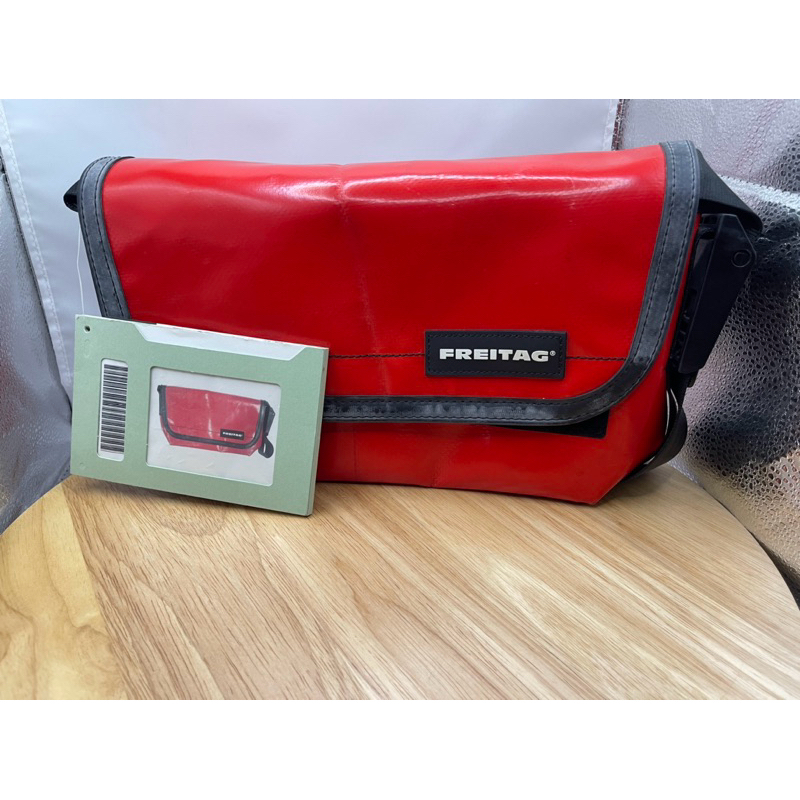 New กระเป๋า freitag รุ่น Hawii สีแดงสด ของแท้ จาก ร้าน Pronto