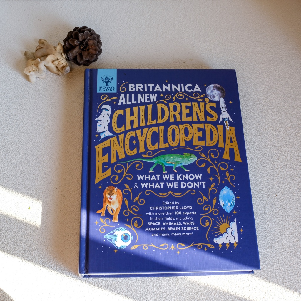 ต้นฉบับภาษาอังกฤษ English original "Britannica Children's Encyclopedia" "สารานุกรมเด็กบริแทนนิกา" ปกแข็ง