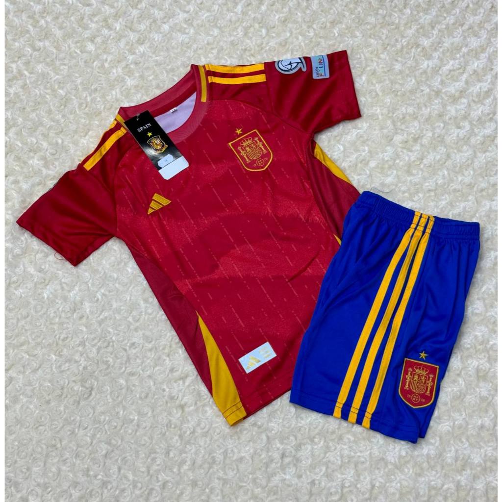 ชุดกีฬาเด็ก ทีมชาติ Spaines-Red แขนสั้น ชุดกีฬาเด็กทีม ซีซั่นใหม่2024-25 (เสื้อบอลพร้อมกางเกงบอล) ใหม่ล่าสุด