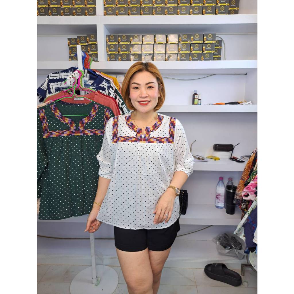 ช183///เสื้อคอวีแขนยาวลายจุดปักบอย ผ้าไหมสปัน ฟรีไซ40-50นิ้ว ยาว24นิ้ว หน้าผ้า50นิ้ว ราคา209บาท