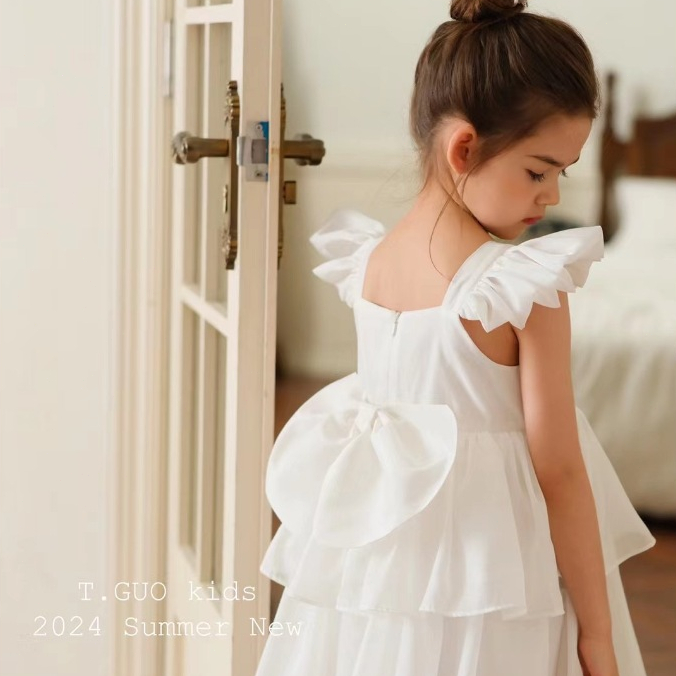 ชุดเด็กผู้หญิงสีขาว แขนระบาย โบว์ด้านหลัง สไตล์มินิมอล ประดับด้วยไข่มุกที่เอว สำหรับวันเกิด ออกงาน แต่งงาน