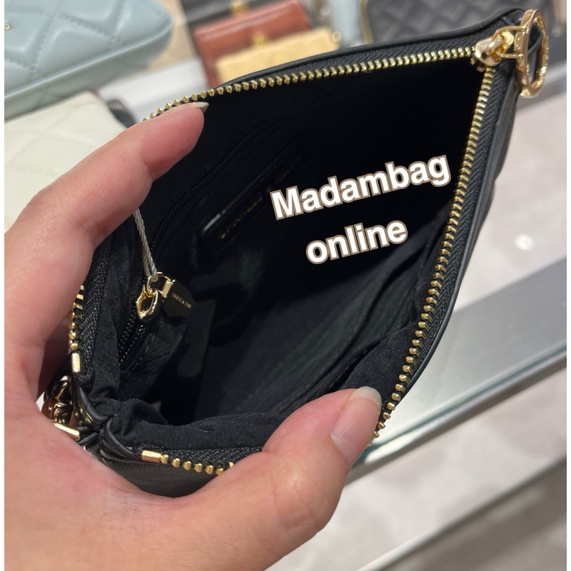 𝗖𝗛𝗔𝗥𝗟𝗘𝗦 & 𝗞𝗘𝗜𝗧𝗛 Cressida Quilted Wristlet กระเป๋าสตางค์ มีสายคล้องมือ